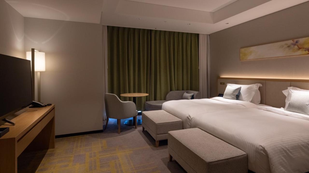 Miyako Hotel Hakata Фукуока Екстер'єр фото A room at the hotel