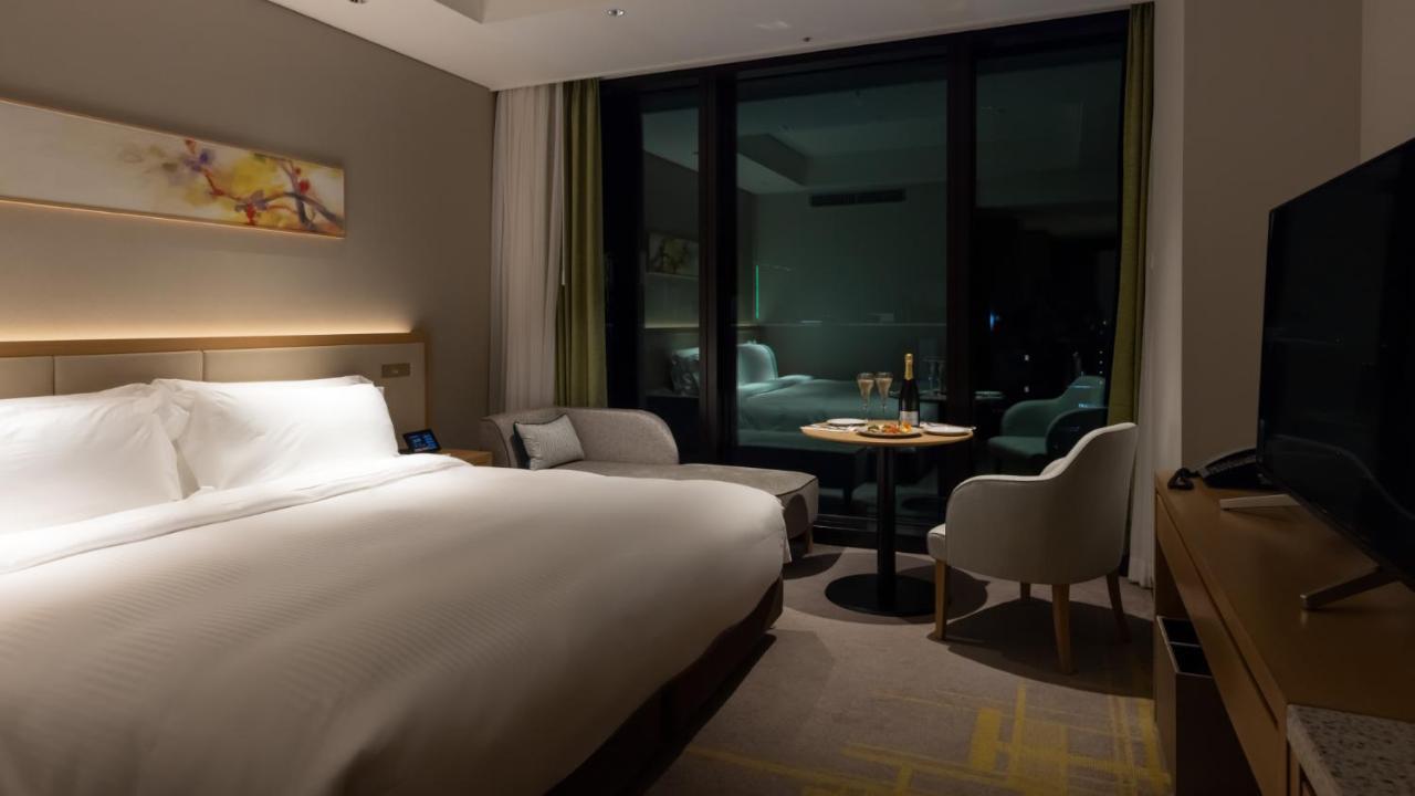 Miyako Hotel Hakata Фукуока Екстер'єр фото A room at the hotel