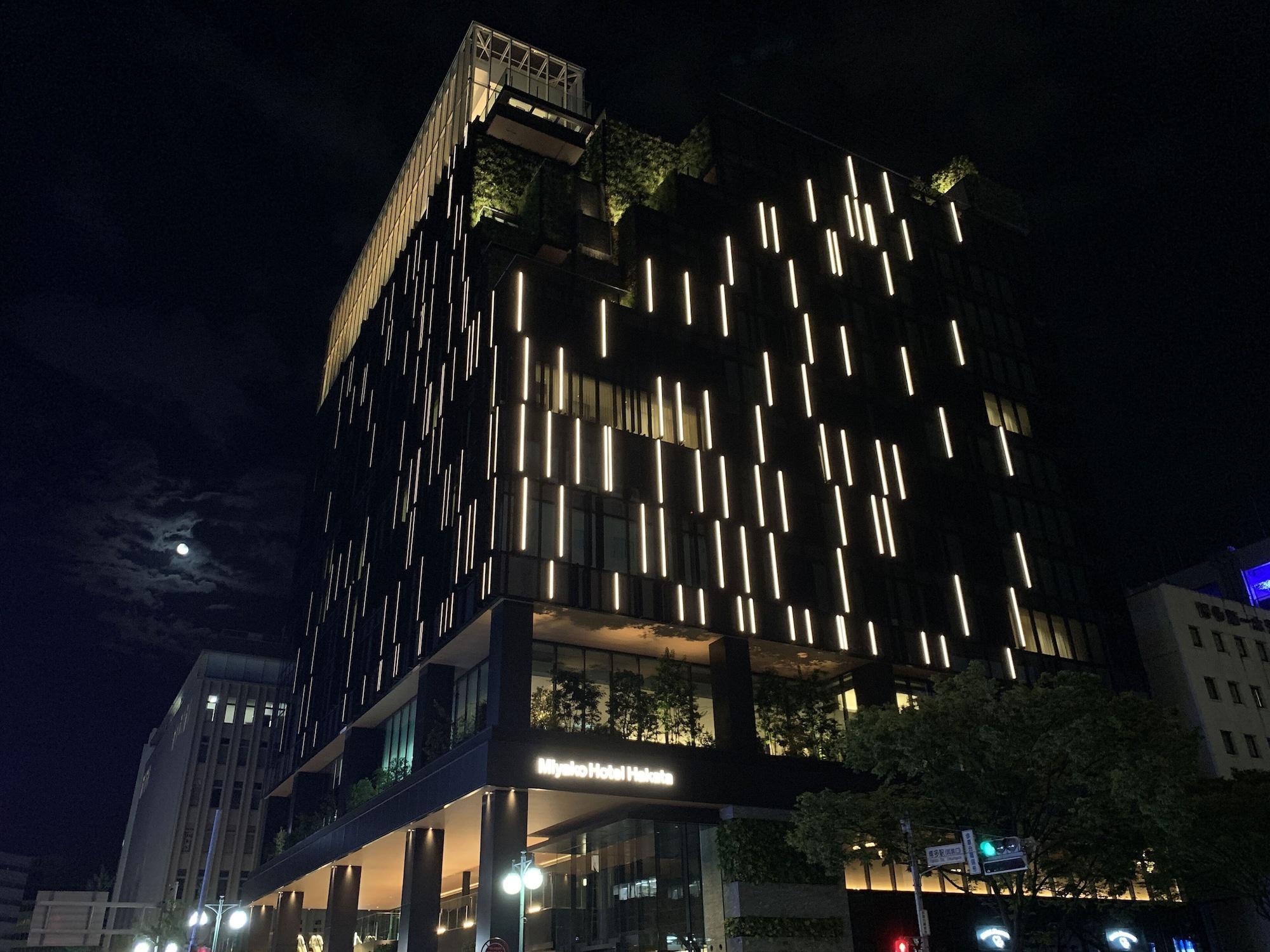 Miyako Hotel Hakata Фукуока Екстер'єр фото The hotel at night