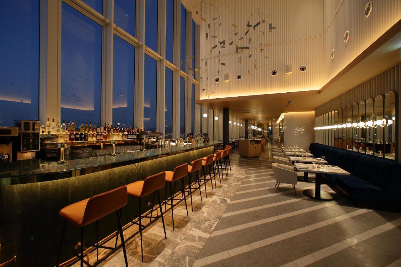 Miyako Hotel Hakata Фукуока Екстер'єр фото The bar at the 39th floor