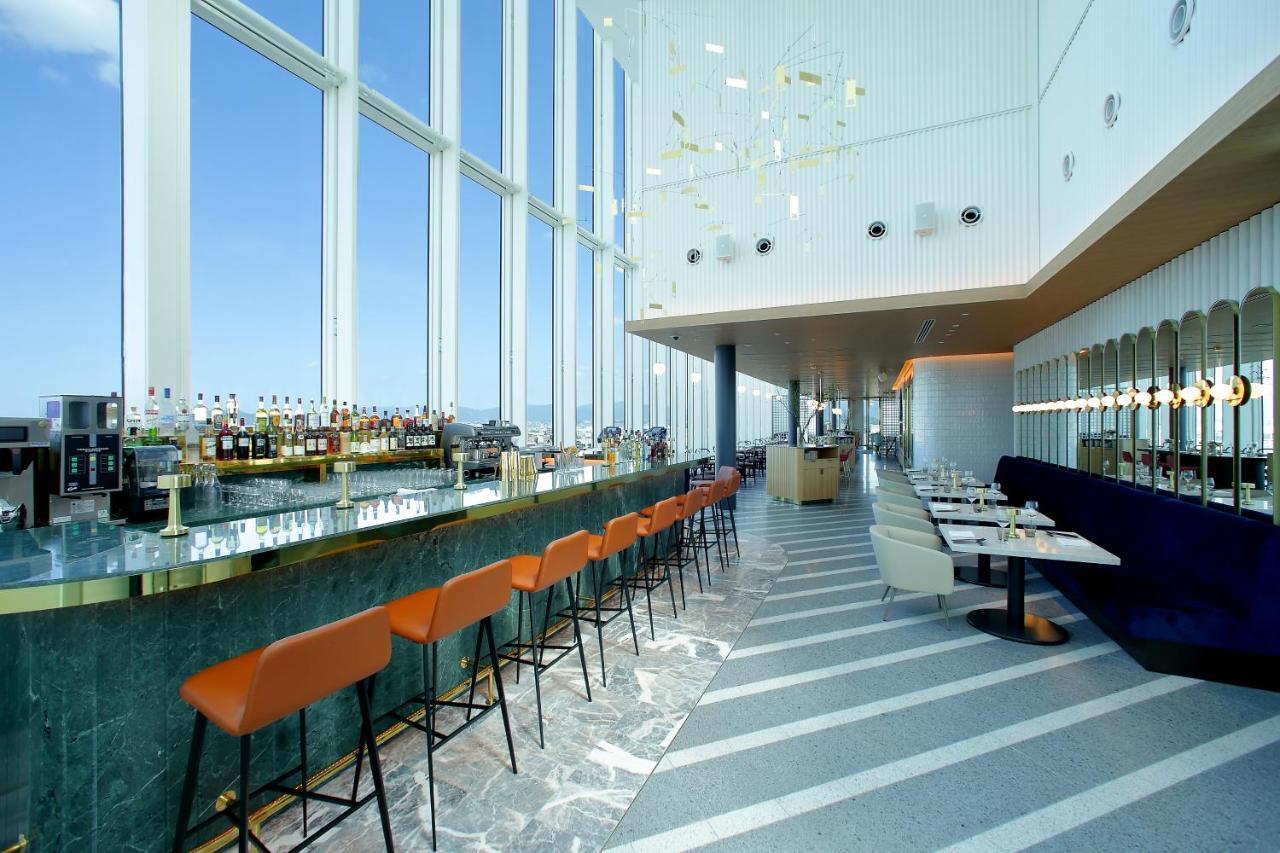 Miyako Hotel Hakata Фукуока Екстер'єр фото The bar at the top of the hotel